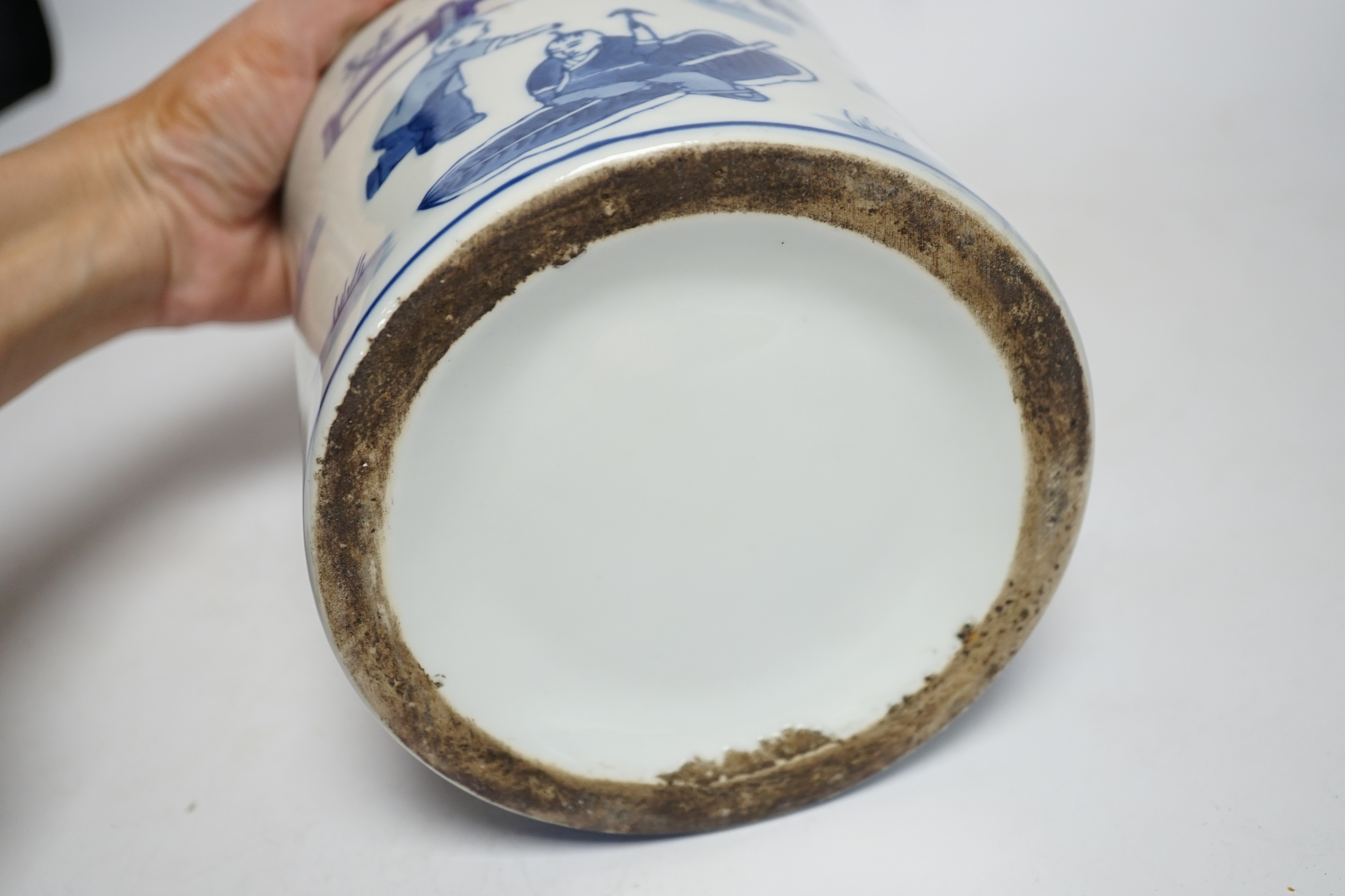 A modern Chinese blue and white jar and cover, 22cm high